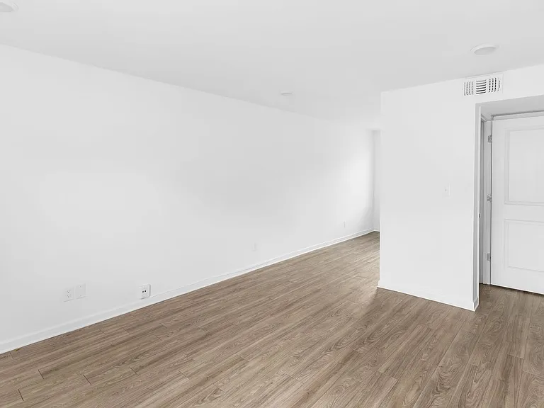 Linridge Apartments — Photo 16
