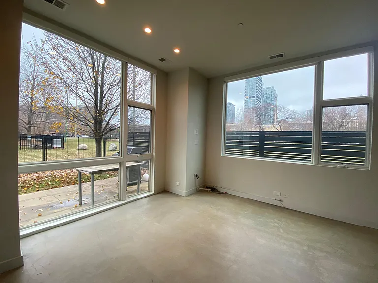 435 W Hobbie St — Photo 4
