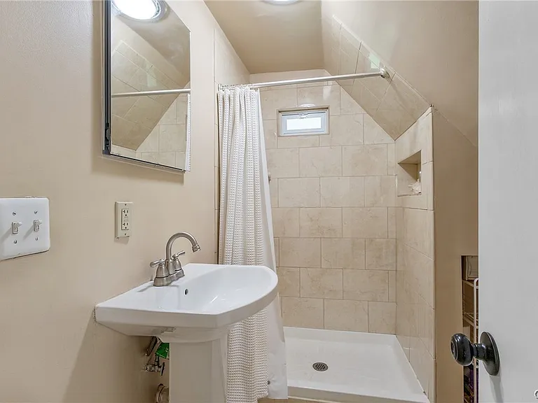 562 Buckingham Ave — Photo 24