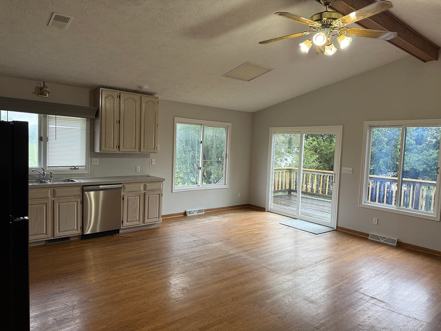 5 bed, 2300 sqft, $2,750 — Photo 2