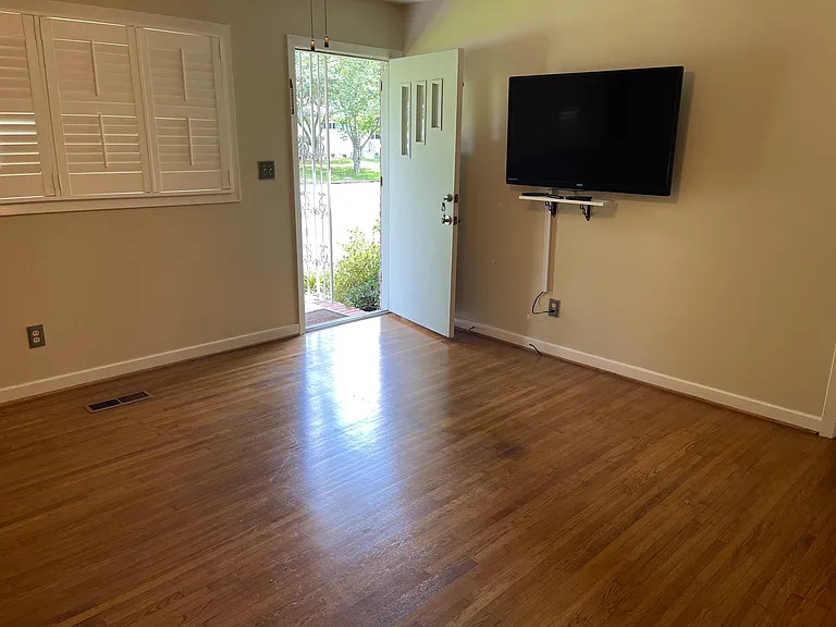 300 Willow Bend Rd — Photo 2