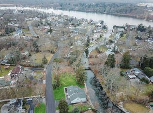 81 Shore Dr, Oakdale, NY 11769