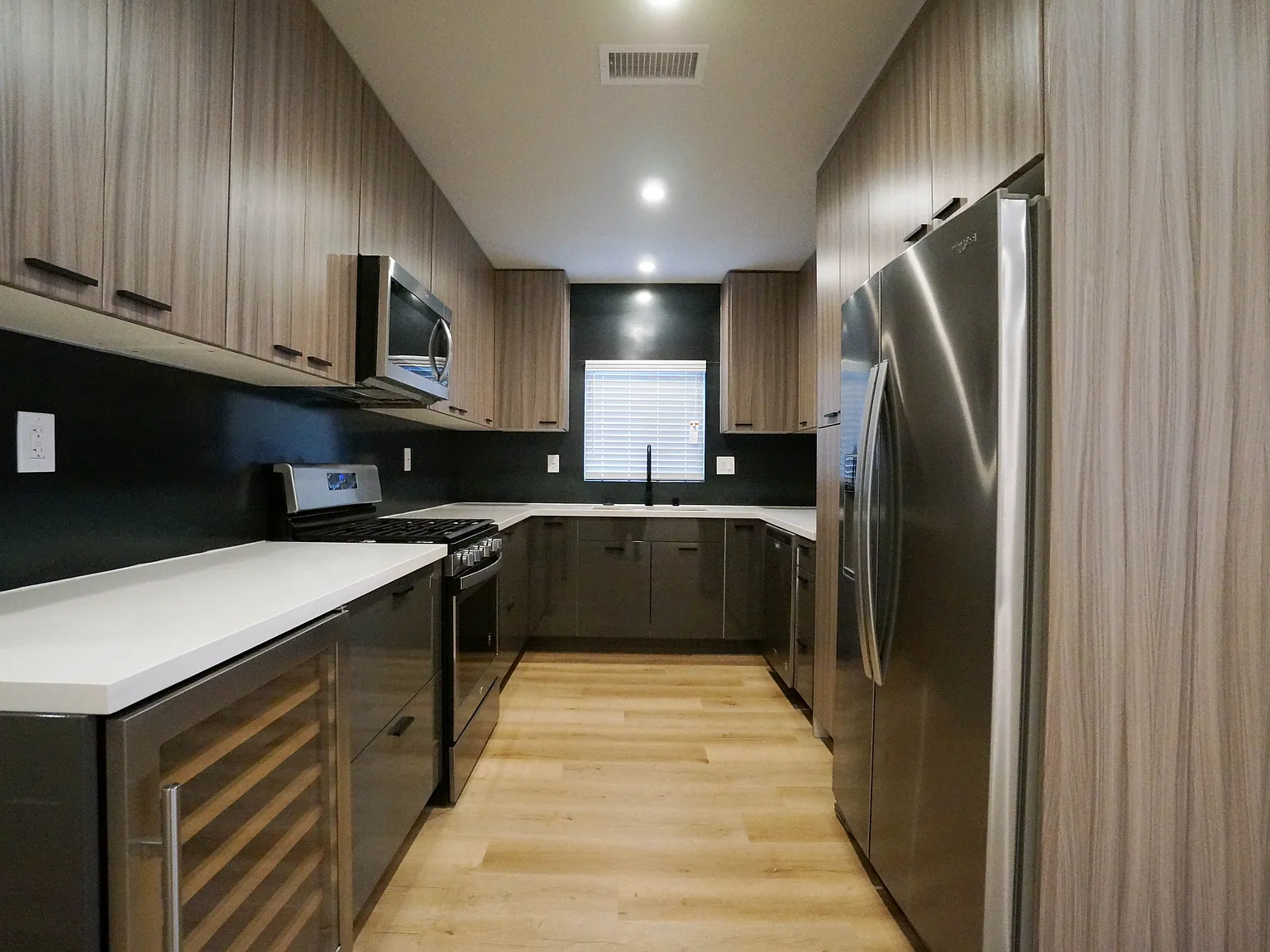 3 bed, 1250 sqft, $3,895 — Photo 2