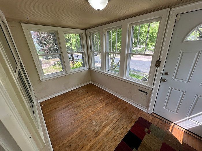 1st image of 968 42nd Ave NE