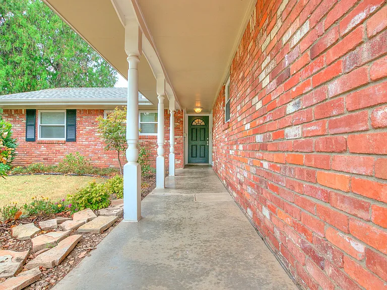 316 Rosewood Dr — Photo 2