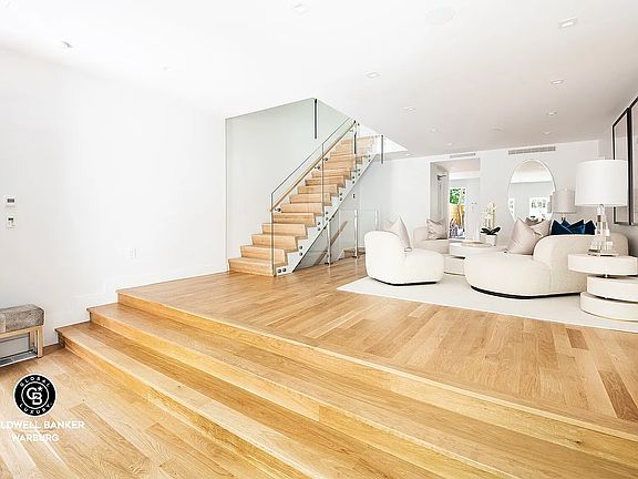3rd image of 250 W 71st St