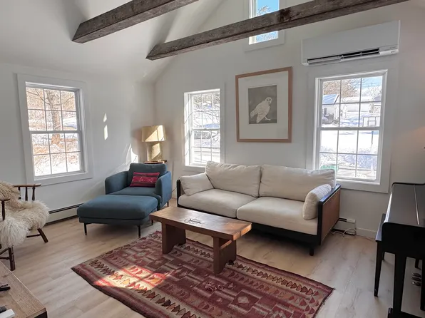 3 Holt Rd, Red Hook, NY 12571