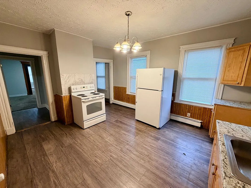 2 bed, 1.0 bath, 1220 sqft, $1,800 — Photo 2