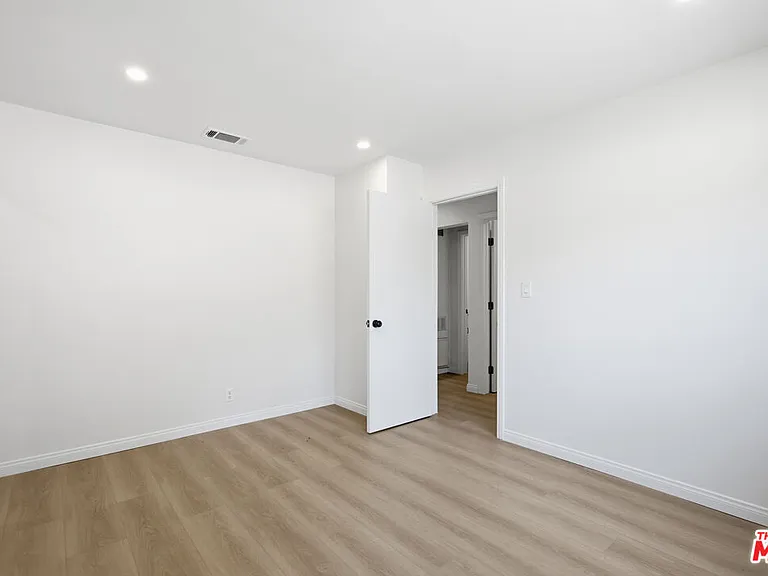 1832 N Summit Ave — Photo 12