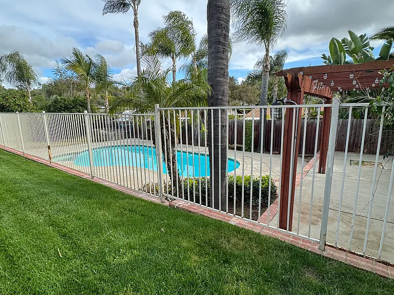 1725 Hillcrest Ln — Photo 2