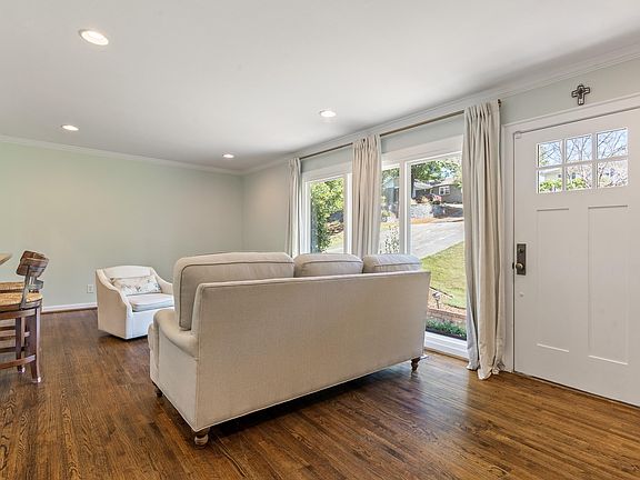 5th image of 1624 Barry Ave