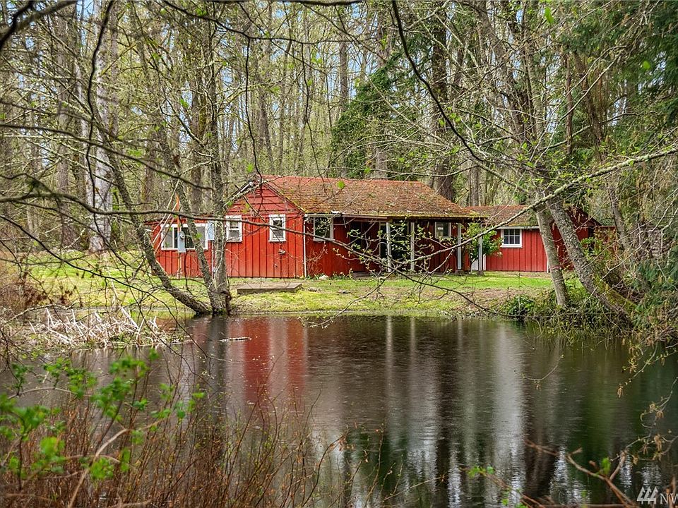 A peek-a-boo view of the cabin as you drive into the property.