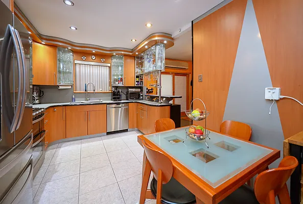 Sold by Momentum Real Estate LLC | media 8