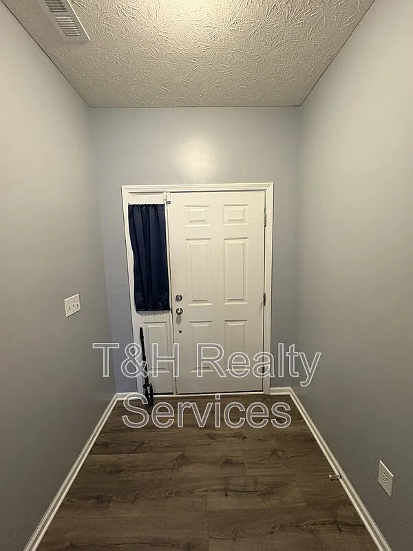 3 bed, 2.0 bath, 1849 sqft, $1,900 — Photo 2