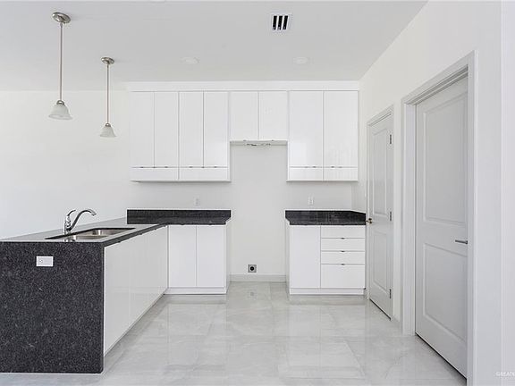 5th image of 215 San Jacinto