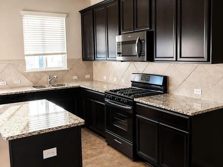 352 Martha Dr — Photo 4