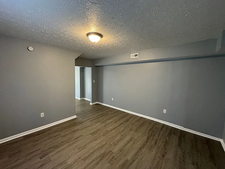 1122 S Sheffield Ave — Photo 8