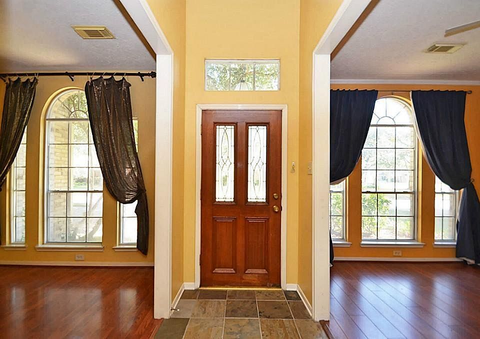 1st image of 522 Earls Court Dr