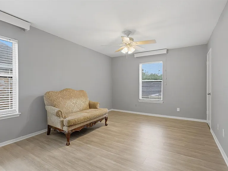 811 Threadneedle St #287 — Photo 14