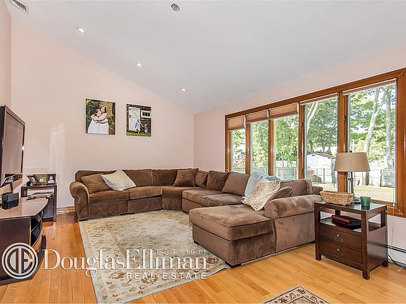 5th image of 90 Woodview Ln