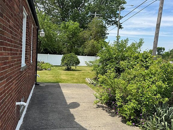 5th image of 13585 Rockdale St