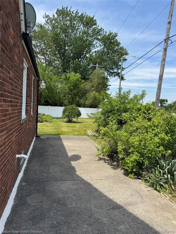 13585 Rockdale St, Detroit, MI - View 5