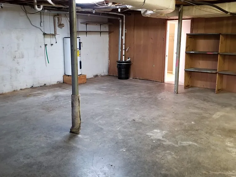 2568 Robin Cir — Photo 18