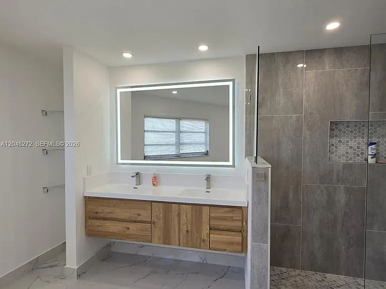 305 SE Airoso Blvd — Photo 47