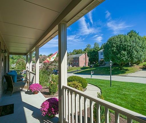 5th image of 220 Apple Hill Dr