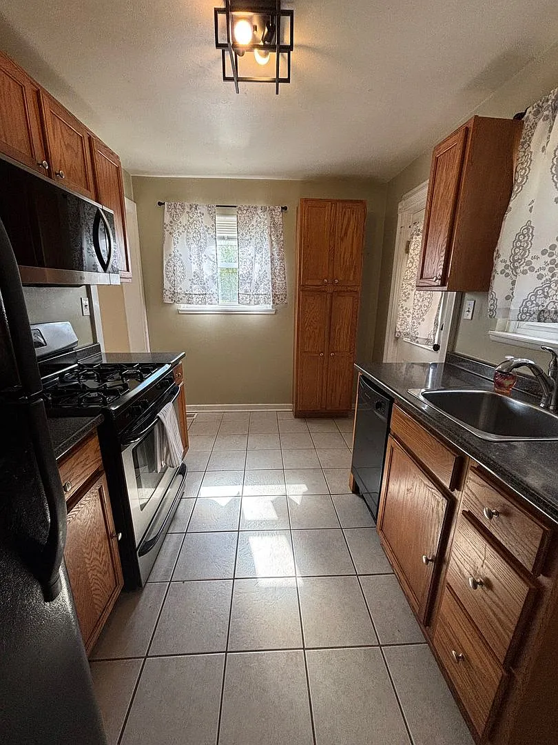 **Rent Special** - 3 Bedroom Home In South Park! — Photo 4