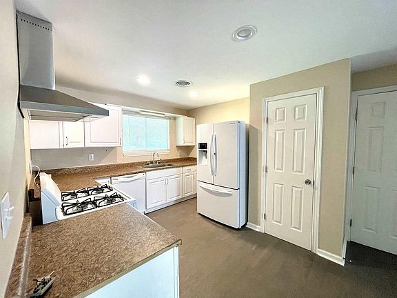 3rd image of 395 Gum Dr