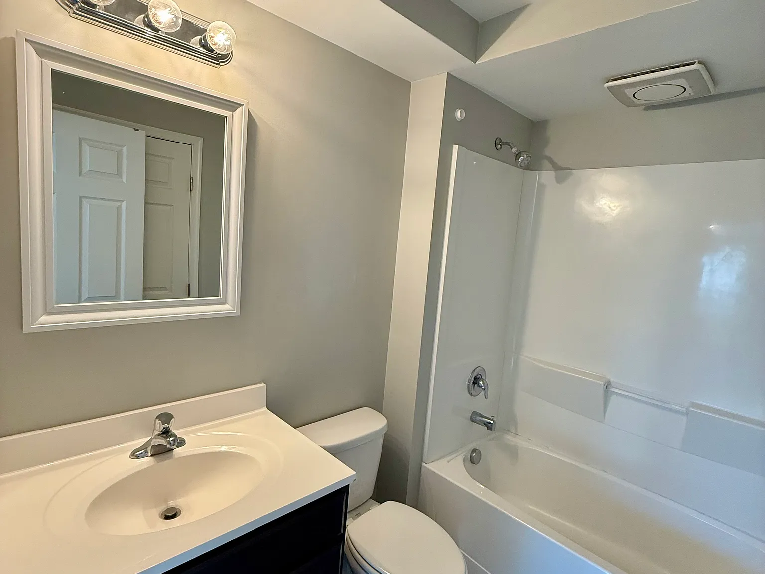 2 bed, 900 sqft, $2,200 — Photo 3