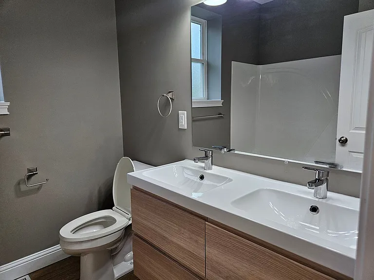 715 W 2nd St — Photo 17