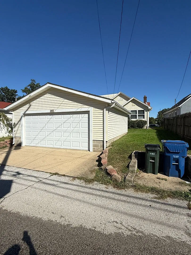Spacious 4 Bedroom Home with Private Backyard & Garage! 2950 Arlington Ave., Davenport, IA 52803 — Photo 4