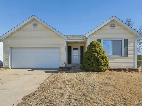 1203 Advance Dr, Florissant, MO 63031