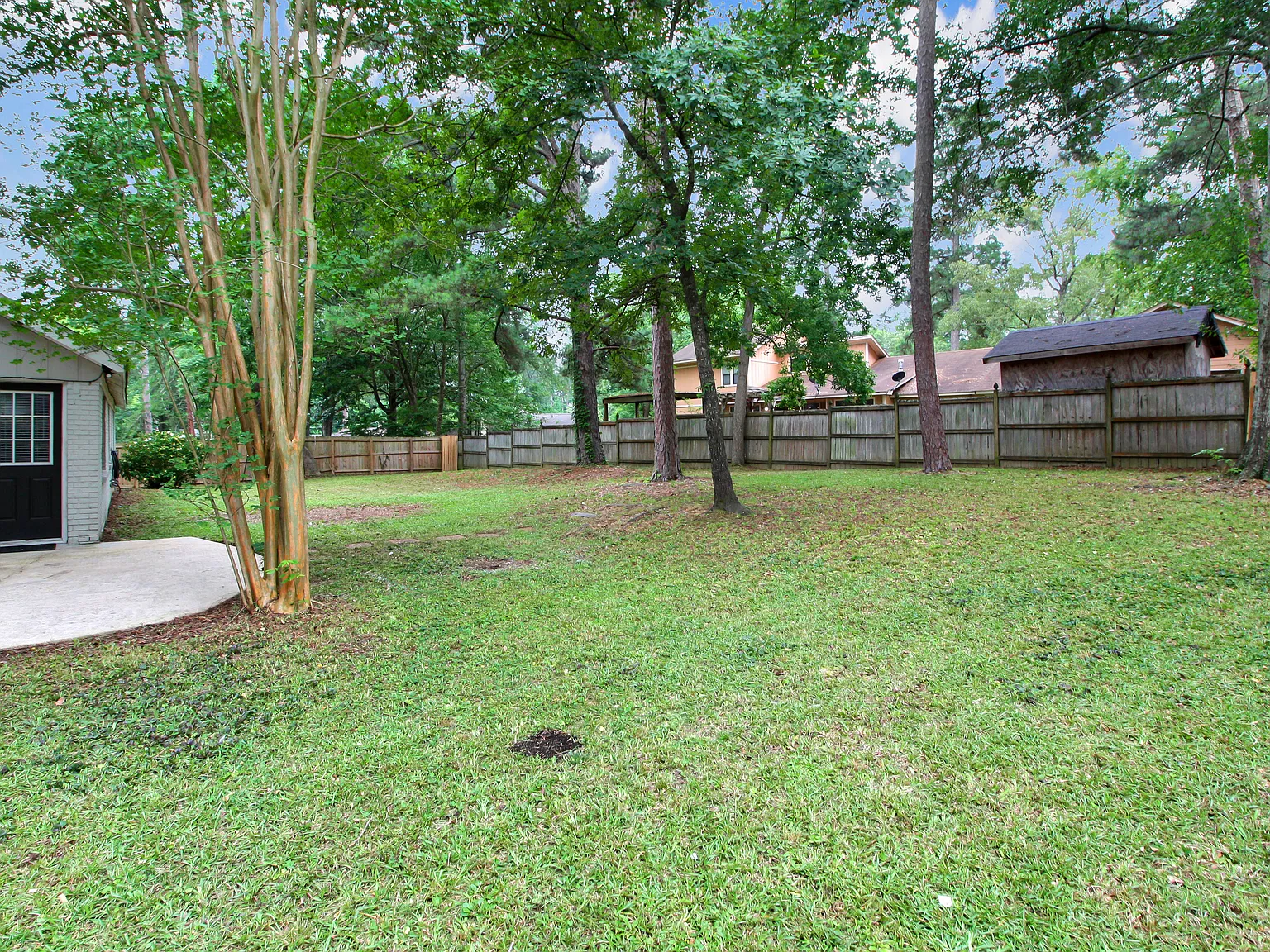 320 Helmsley Dr — Photo 2