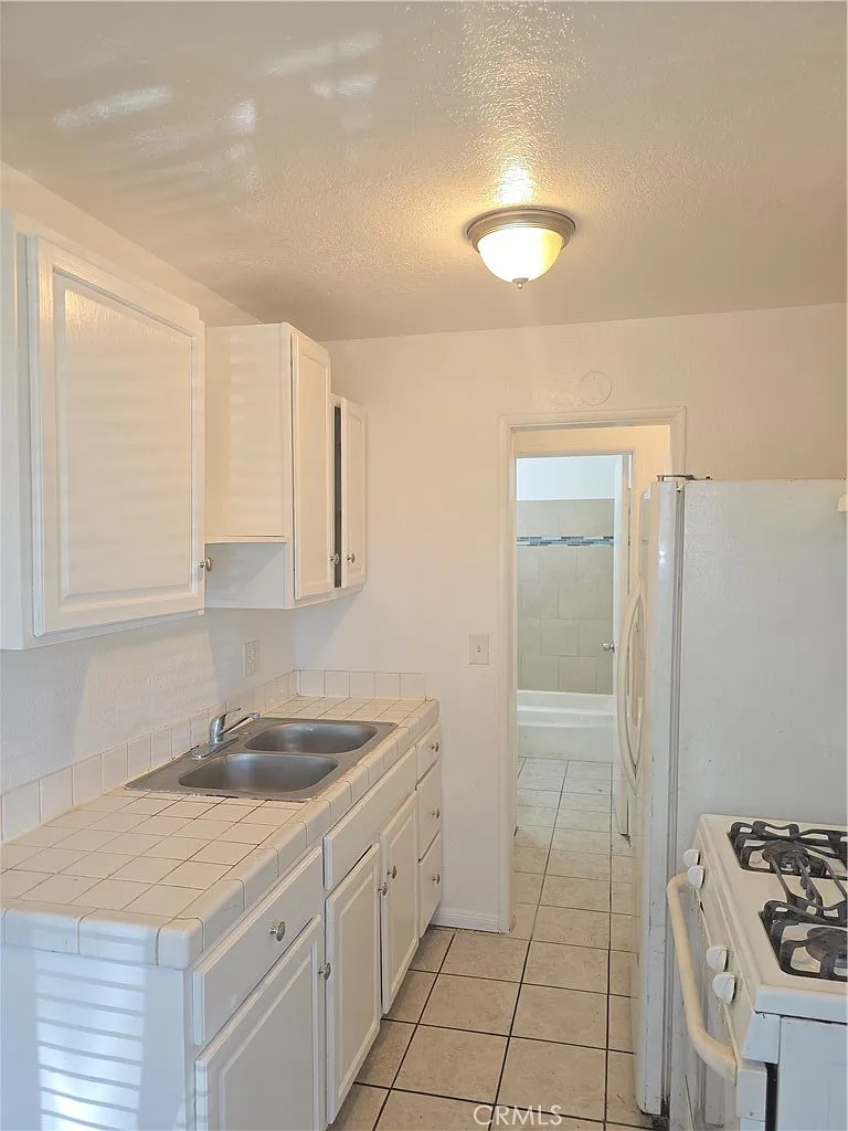 2 bed, 650 sqft, $1,750 — Photo 3