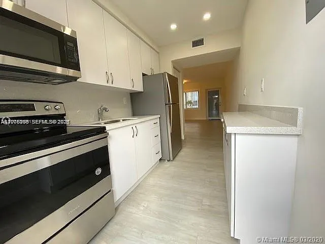 Coral Gardens Condo Bldg — Photo 3