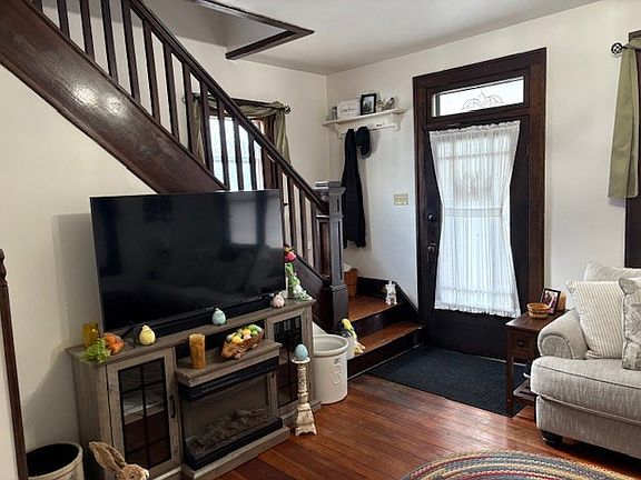 5th image of 453 Laurel St