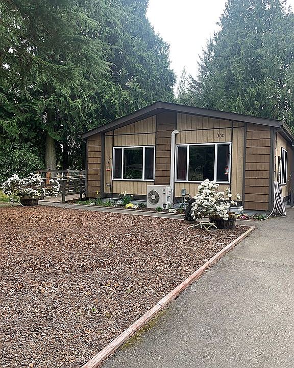 1st image of 302 Cypress Cir