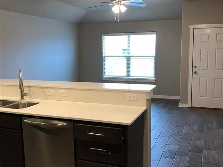 704 W Weymouth St — Photo 2