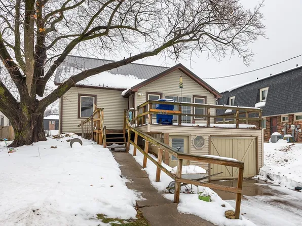 1015 Rockdale Rd, Dubuque, IA 52003