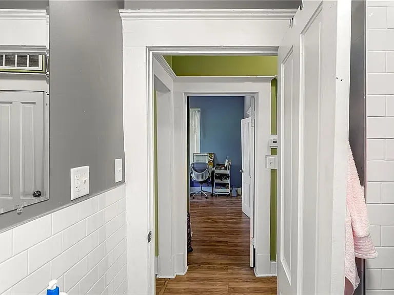 534 E Waldburg St #B — Photo 7