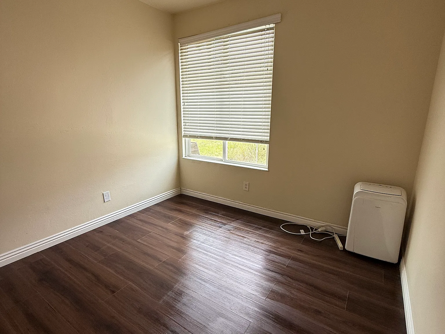 6 bed, 3500 sqft, $899 — Photo 2