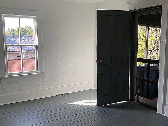 5th image of 114 Henry St