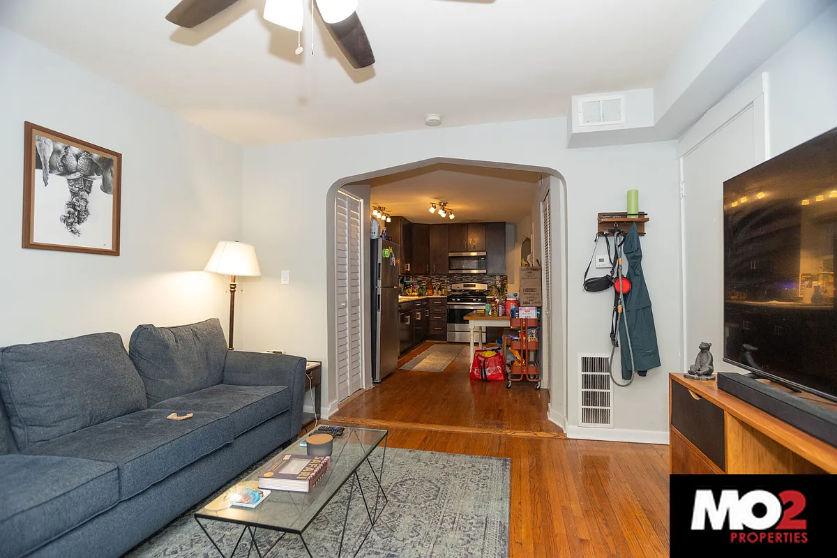 Building Photo - 1743 W Roscoe St #2F