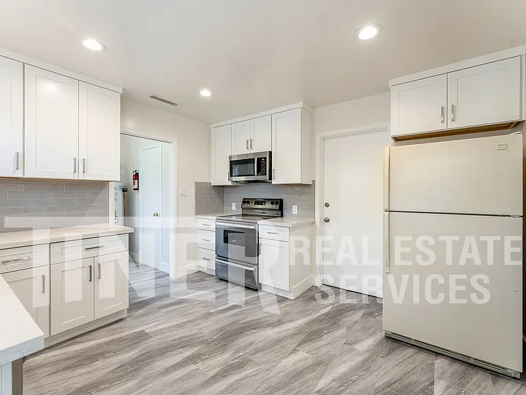 541 Sandburg Dr — Photo 10