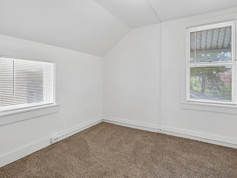 723 W Court St — Photo 10