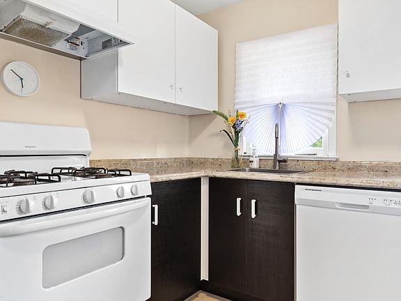 4th image of 455 1/2 Locust Ave