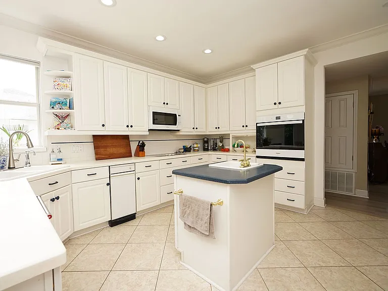 1534 Glenlake Cir — Photo 19